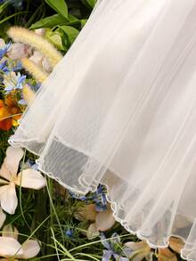 فستان أنيق أبيض بدون أكمام للفتاة الصغيرة، مزين بنسيج مشبك على الجسم، تصميم أميري مناسب للحفلات والزفاف والصيف