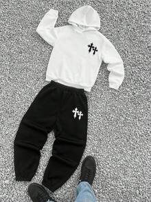 SHEIN Conjunto de 2 piezas para niño preadolescente de nueva llegada para otoño, con sudadera con capucha de manga larga y pantalones acampanados, en estilo casual minimalista, con graffiti pintado a mano, retro, letras en inglés, deportivo, ropa de calle, adecuado para otoño/invierno - Blanco y Negro - Ver 4