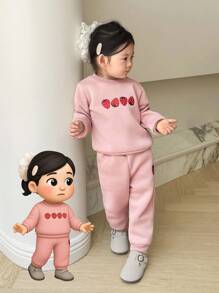 SHEIN Bộ 2 áo thun dài tay cổ tròn thêu họa tiết dâu tây ngọt ngào cho bé gái và quần dài cùng màu, thích hợp mặc ở nhà, đi chơi, dự tiệc, thường ngày - Hồng - Xem 1