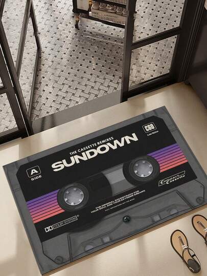 SHEIN 1 pieza Alfombra de área antideslizante y ligera con diseño retro - Alfombra de poliéster con patrón vintage "SUPER SOUNDS FROM THE 70S", adecuada para entrada, cocina, balcón o dormitorio, resistente a la suciedad, fácil de cuidar, lavable a máquina, planchable, alfombra ligera para el hogar, decoración de baño, alfombra de piso, alfombra de puerta, decoración de otoño, accesorios de baño