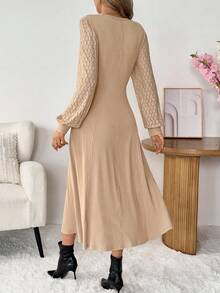 SHEIN LUNE فستان كاجوال للنساء بلون أحادي مع تصميم من الدانتيل، خصر ضيق وأكمام طويلة، ملابس أساسية للخريف والشتاء، ملابس شتوية كاجوال للنساء، ملابس خروج كاجوال للنساء، فساتين كاجوال وأنيقة للنساء، فستان بيج مصنوع من الصوف مع أكمام من الدانتيل - كاكي - مشاهدة 2