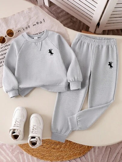 SHEIN Genkimix Kids 2 件女童休闲套装，包括纯色插肩袖运动衫和针织裤，适合幼儿