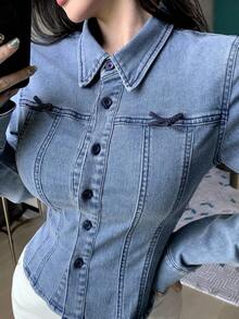 DAZY 女式修身长袖蝴蝶结腰部短款休闲牛仔衬衫 - 淺色水洗藍 - 查看 3