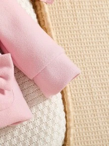 SHEIN Baby Girls' Hooded Fluffy Bow Pocket Long Sleeve Faux Fur Jacket. The Adorable Hooded Design, Paired With The Fluffy 3D Bow Decoration, Is Lively And Playful, Full Of Childlike Charm. Suitable For Taking The Baby Out To Play, As Well As For Casual Home Wear. Whether Attending A Holiday Party Or Any Important Occasion, The Baby Can Instantly Become The Sweetest And Most Charming Little Princess, Attracting Everyone's Attention.