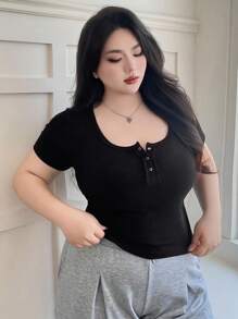 Dazy Plus 大尺碼純色半開衩短袖短版黑色休閒T恤，可愛上衣校園風 - 黑色 - 查看 5