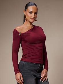 Silquee Women's Solid Color Metallic Decoration Off-Shoulder Long Sleeve Pleated Slim Fashion T-Shirt, Burgundy Red Tops, Women's One Shoulder Tops, Wine Red Tops, Dark Red Tops, Long Sleeve One Shoulder Tops Suitable For Autumn Retro Wine Red Tight One Shoulder Asymmetrical Neckline Suspenders Sexy Party Tops, Women's Cute Tops, Christmas Clothes Women's New Year Women's Going Out Tops, Women's Christmas Tops, Crop Tops Women's Retro Style Women's Asymmetrical Tops