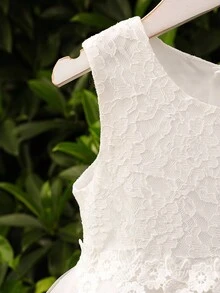 فستان أنيق أبيض بدون أكمام للفتاة الصغيرة، مزين بنسيج مشبك على الجسم، تصميم أميري مناسب للحفلات والزفاف والصيف