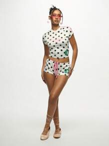 SUMWON WOMEN 东京复古波尔卡圆点短款上衣，带有数字印花和粉色草书脚本节日夏季基本款 Y2K 美学休闲街头时尚插肩 T 恤 - 白色 - 查看 3