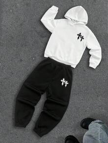 SHEIN Conjunto de 2 piezas para niño preadolescente de nueva llegada para otoño, con sudadera con capucha de manga larga y pantalones acampanados, en estilo casual minimalista, con graffiti pintado a mano, retro, letras en inglés, deportivo, ropa de calle, adecuado para otoño/invierno - Blanco y Negro - Ver 1
