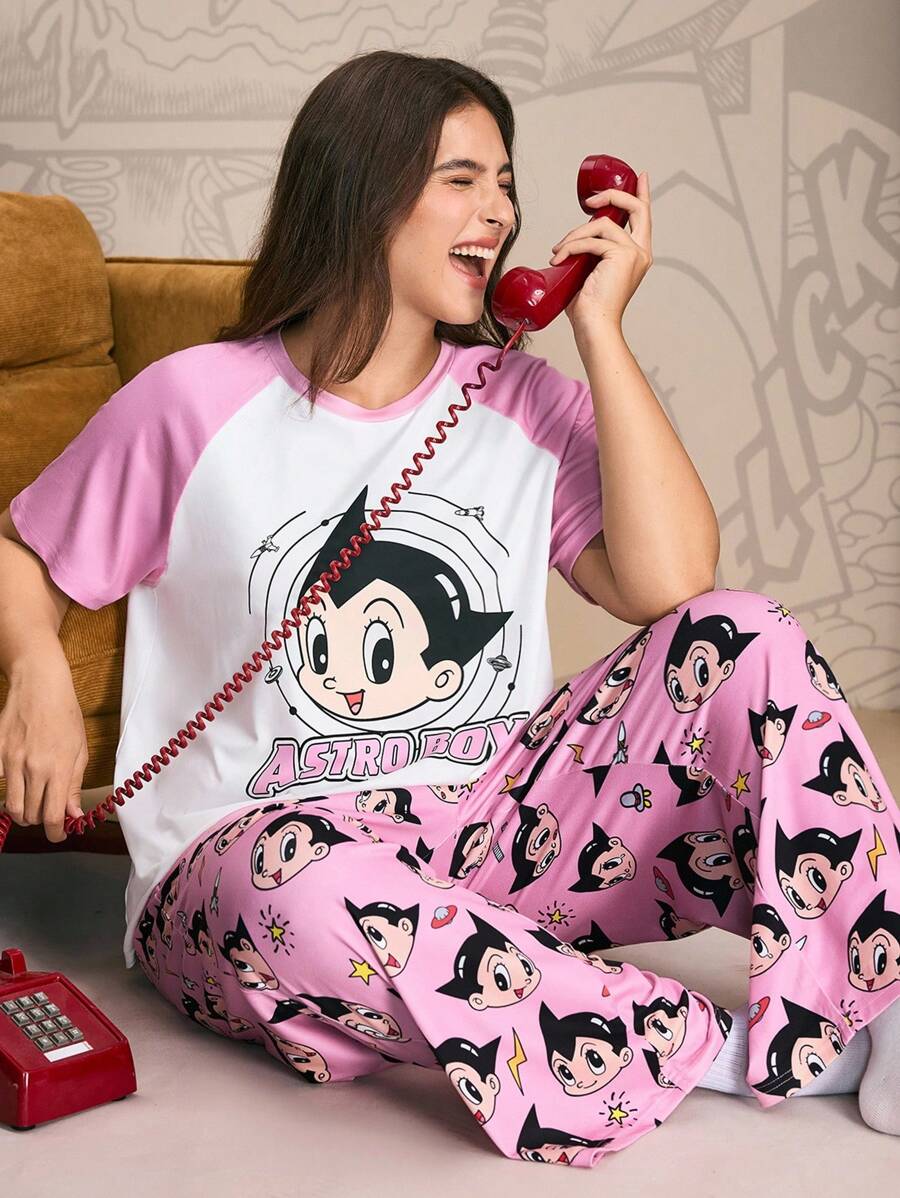 Astro Boy X SHEIN Große Größen Cartoon Figur Grafik Farbblock Kurzarm Top und Hose Pyjama Set Damen Pyjamas Rosa Pyjamas Charakter Pyjamas Herbstbekleidung - Pink - Übersicht 1
