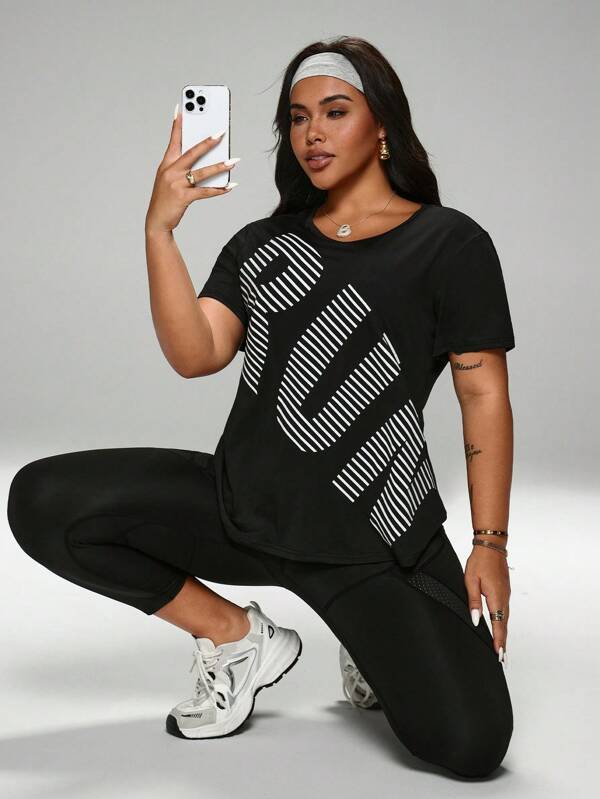 SHEIN Sport Studio بدلة رياضية للنساء ذوات الحجم الكبير تتكون من ملابس علوية كم قصير مطبوعة بتصميم بسيط وبنطلون، بدلة رياضية للنساء