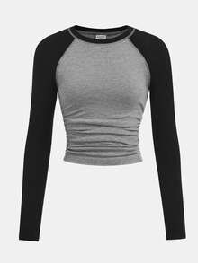 SHEIN Top corto ajustado con bloque de color, manga raglán y cintura fruncida para niña preadolescente, para uso casual diario, de vuelta a la escuela - Gris Oscuro - Ver 2