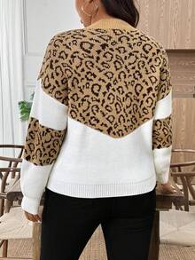 EMERY ROSE كنزة صوفية بياقة على شكل حرف V مطبوعة بنمط نمر للمرأة ذات الحجم الكبير - متعدد الألوان - مشاهدة 2