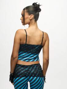 SUMWON WOMEN Top tipo camiseta con tirantes finos, diseño de corte corto con estampado diagonal, adornos de encaje negro y color turquesa, ideal para fiestas, eventos y salidas nocturnas - Azul - Ver 2