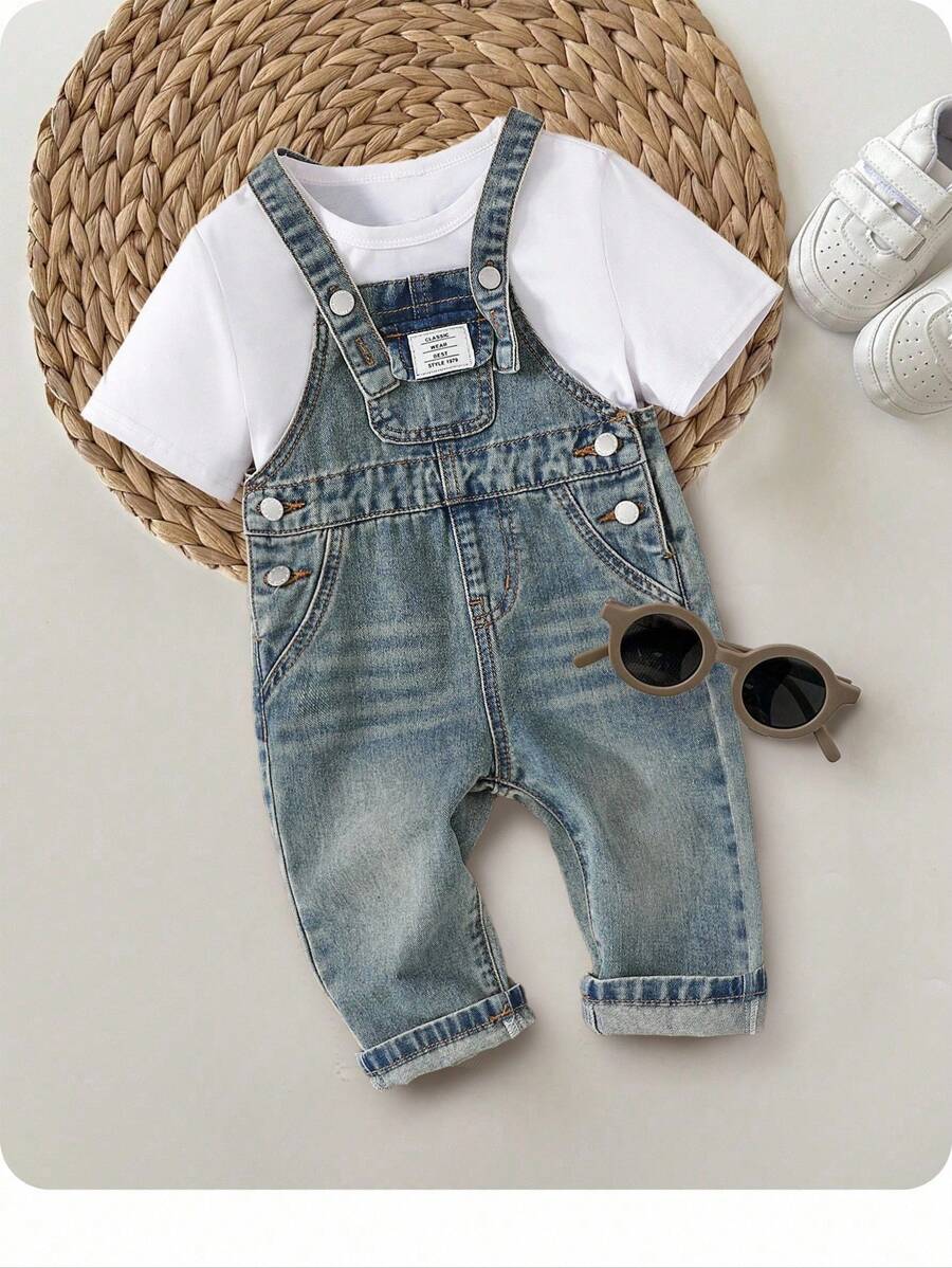 SHEIN Baby Boys' Fall/Winter Vintage Urban Street Cool Style Distressed Basic Everyday Style Casual Soft Cute Korean Style Blue Denim Flap Pocket Patch Cat Whiskers Overalls Romper,Boys Back To School Clothes,Boys Homecoming Clothes,Fall/Winter Kids Clothes,Toddler Boy Denim Overalls Romper,Baby Boys Baby Girls Denim Jumpsuit,Boys Night Out Outfit,Baby Christmas Clothes