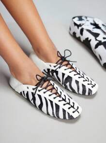 CUCCOO GRLICON 女士时尚极简机车风系带平底鞋，百搭休闲风，甜美、朋克、芭蕾风，适合返校、万圣节、圣诞派对等场合，Y2K风格 - 黑與白 - 查看 3