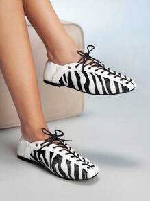 CUCCOO GRLICON 女士时尚极简机车风系带平底鞋，百搭休闲风，甜美、朋克、芭蕾风，适合返校、万圣节、圣诞派对等场合，Y2K风格 - 黑與白 - 查看 4