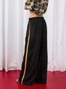 COUREZ Oversized Nylon Jogginghose mit tiefer Taille und Seitenstreifen, Y2K Herbstmode für Frauen, lässig, süß, Gym, Rückkehr zur Schule - Braun - Übersicht 3