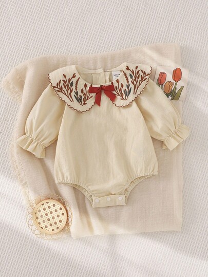 SHEIN Playful Pals 女婴乡村风刺绣彼得潘领蝴蝶结荷叶边袖口长袖连体衣，秋冬款