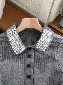 Muvela Bộ đồ hai mảnh gồm áo cổ polo đính sequin và quần short mini dệt kim cạp trễ - Xám - Xem 2