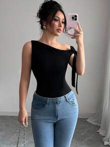 SHEIN PETITE Camiseta de mujer de unicolor elegante con hombros oblicuos y nudo, para verano - Negro - Ver 3