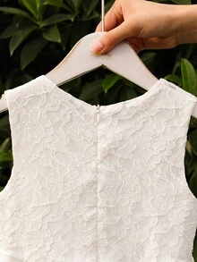 فستان أنيق أبيض بدون أكمام للفتاة الصغيرة، مزين بنسيج مشبك على الجسم، تصميم أميري مناسب للحفلات والزفاف والصيف