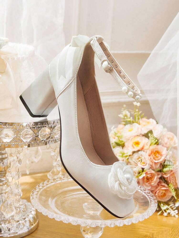 CUCCOO HITCHD Sapato Scarpin Feminino Elegante com Pérola, Flor 3D, Camelia, Laço e Tira no Tornozelo, Bico Quadrado e Salto Bloco, Cetim Branco, Sapato Formal para Vestido, Adequado para Casamento, Festa e Ocasiões Especiais