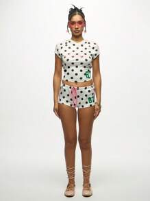 SUMWON WOMEN 东京复古波尔卡圆点短款上衣，带有数字印花和粉色草书脚本节日夏季基本款 Y2K 美学休闲街头时尚插肩 T 恤 - 白色 - 查看 6