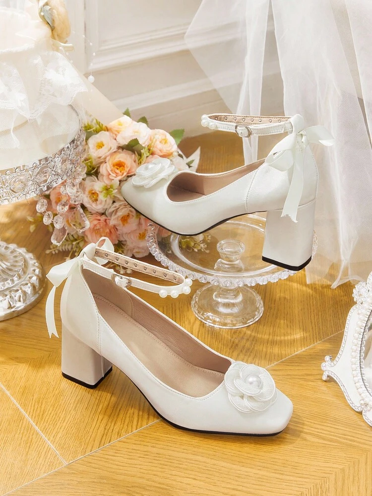 CUCCOO HITCHD Sapato Scarpin Feminino Elegante com Pérola, Flor 3D, Camelia, Laço e Tira no Tornozelo, Bico Quadrado e Salto Bloco, Cetim Branco, Sapato Formal para Vestido, Adequado para Casamento, Festa e Ocasiões Especiais