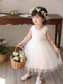 فستان أنيق أبيض بدون أكمام للفتاة الصغيرة، مزين بنسيج مشبك على الجسم، تصميم أميري مناسب للحفلات والزفاف والصيف