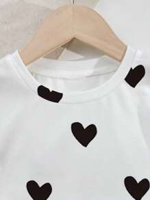 SHEIN Set da 2 pezzi casual per bambine composto da maglietta a girocollo a maniche corte con stampa a cuori dipinta a mano e leggings, adatto per primavera/estate