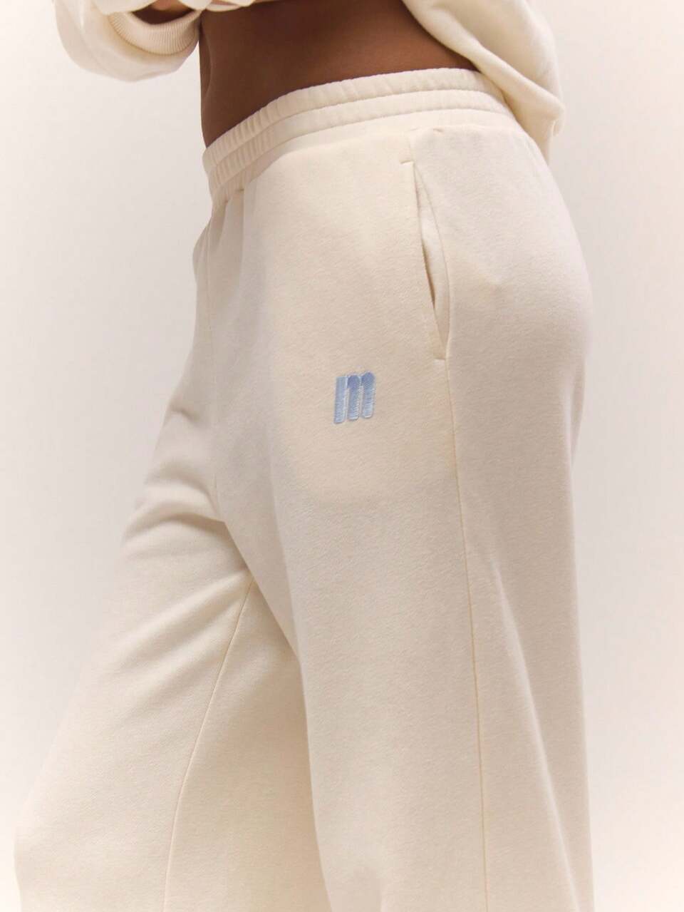Bas de jogging décontractés à taille élastique et jambes larges, avec logo brodé. Coordonné automne, style campagne chic, retour à l'école. Couleur jaune beurre décontractée pour femmes, automne, hiver, taille S, pour soirée
