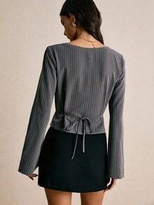 Poéselle Áo cánh cổ chữ V cài nút phía trước kẻ sọc xám có tay loe, áo crop top công sở thời trang, áo cánh kẻ sọc, áo tay chuông, công sở thời trang, áo crop top may đo, phong cách sang trọng, áo công sở bó sát, trang phục công sở tối giản, áo sơ mi nữ tay dài in họa tiết sọc, áo công sở nữ, áo cổ chữ V kẻ sọc dành cho nữ, áo cánh thanh lịch dành cho nữ - Xám - Xem 5