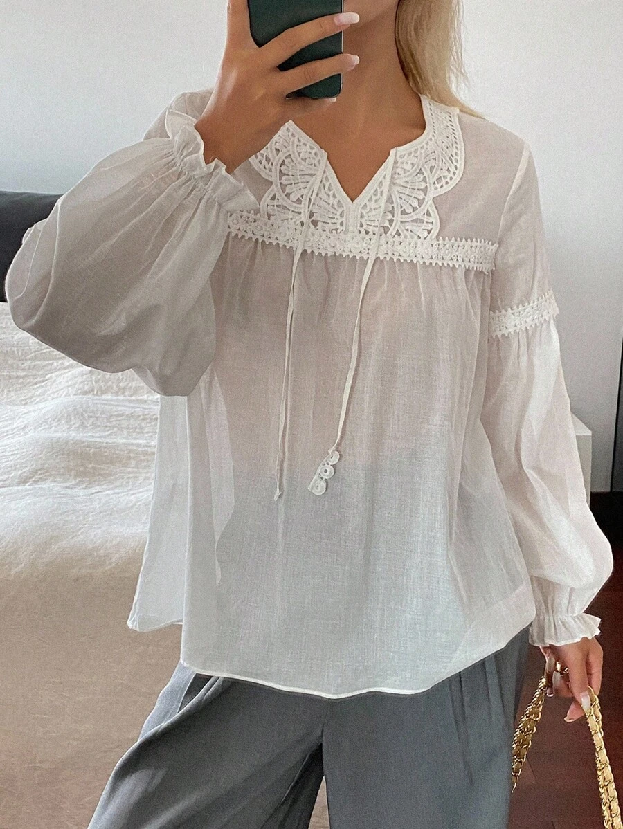 Livesso Blusa de manga larga con empalmado de encaje y lazo delantero, estilo bohemio para vacaciones de verano - Blanco - Ver 1