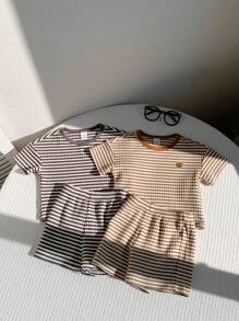 SHEIN LMoss Kids 4 件套男/女宝宝撞色条纹针织柔软圆领短袖插肩上衣和松紧腰短裤套装 - 彩色 - 查看 3