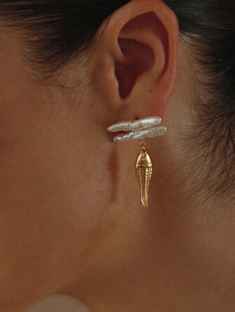 Opalesca 1 par de pendientes colgantes con forma de pez de 18K con perla/nácar, texturizados, metálicos, con rhinestones, de temática oceánica, adecuados para fiesta, casual, trabajo, vacaciones, lindos, lujosos, boda, vacaciones, campamento, Y2K, para mamá, mujeres, niñas, otoño, invierno, festival, vacaciones, dinero antiguo, Halloween