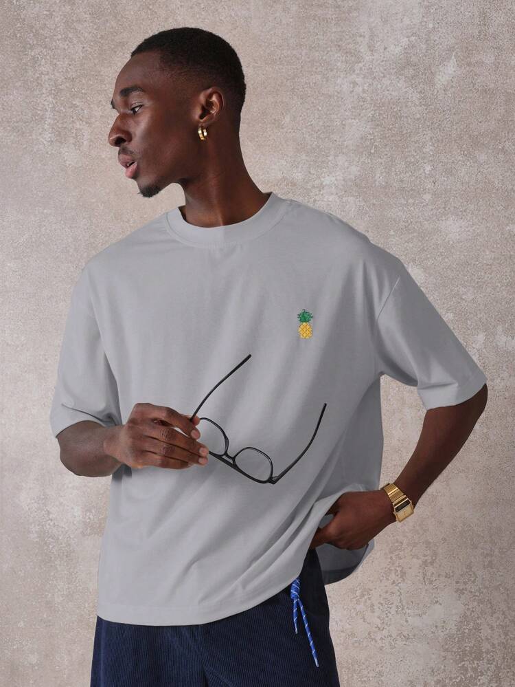 Camiseta Regular Fit com Design Bordado em Ponto Cruz