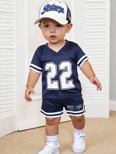 SHEIN 2 st. babypojke casual street sport v-ringad kortärmad lös slogan örntryck t-shirt + mesh shorts set, grön rand, 6M-3Y, vardaglig casual babypojkar polyester set med siffror tryck och atletisk inspirerad design, pojke träningsoverall babypojke kläder babypojke sweatshirt babypojke tröja babypojke fotbollskläder 24 månader pojke set baby baskettröja baby tvådelad pojke