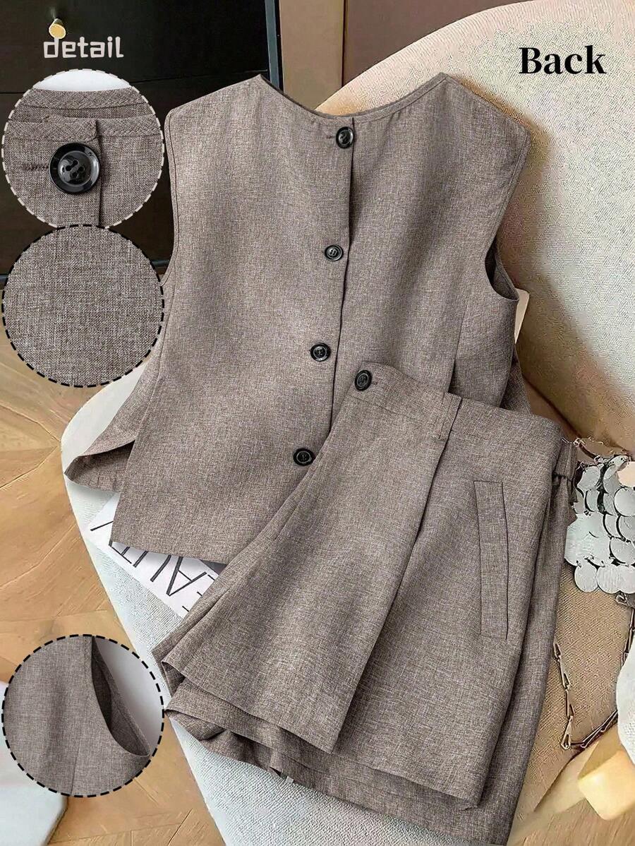 Franclia Bộ 2 món thiết kế hở lưng đơn hàng cỡ lớn cho nữ, áo không tay cổ tròn hở lưng một hàng khuy và quần short xếp ly ống rộng, thanh lịch lãng mạn - Màu Khaki - Xem 1