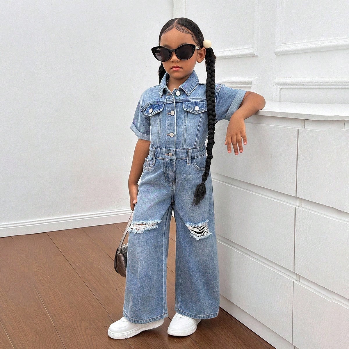 Pantalón vaquero azul con estilo de camisa y rotos para niña, un look fresco y de calle