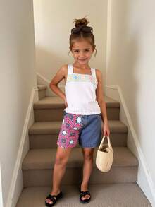 SHEIN Set de 2 piezas de top de tirantes estampado y pantalones cortos vaqueros cómodos y versátiles para niña joven - Blanco - Ver 2