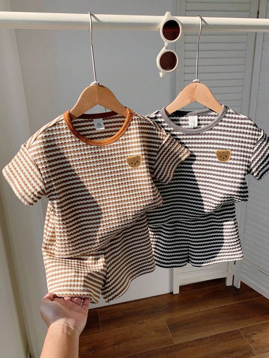 SHEIN LMoss Kids 4 件套男/女宝宝撞色条纹针织柔软圆领短袖插肩上衣和松紧腰短裤套装 - 彩色 - 查看 1