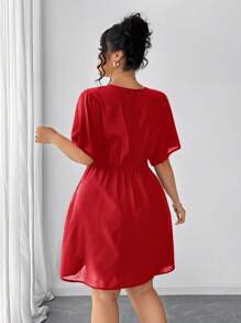 SHEIN Elenzya Conjunto de vestidos: Minifalda sexy de encaje con nudo cruzado y bajo con volantes, Vestido de gasa con escote en V profundo, volantes en las mangas y unicolor en la cintura, Vestido ajustado de manga corta con detalle de giro al estilo francés, Vestido negro, Pequeño vestido negro - Rojo - Ver 2