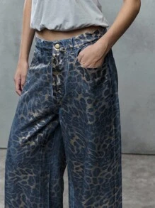 TypaGal 这款阔腿裤饰有醒目的蓝金豹纹，闪耀夺目。金属质感使其成为2YK女性秋季造型的梦想之选——大胆前卫，否则就回家。 - 彩色 - 查看 4