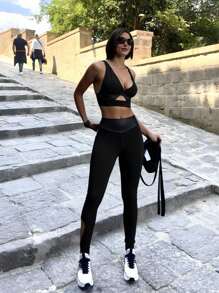 Innovista 女士奢华自然色调亮面运动套装精致设计健身服运动装训练透气运动短款上衣文胸搭配紧身裤手机卡口袋下装金属两件套日常瑜伽骑行服 HIIT 办公室到法院早午餐到健身房功能运动休闲全天弹力运动服秋季舒适运动露背有氧跑步