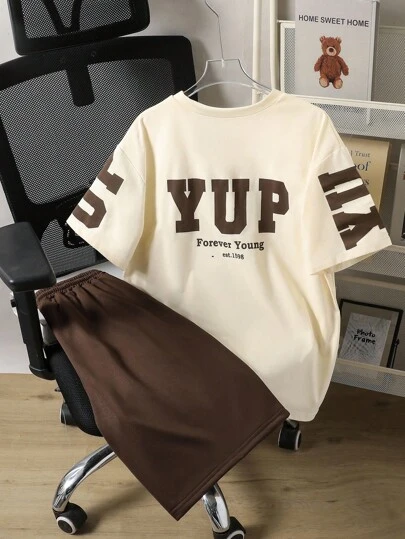 SHEIN Set de 2 piezas de camiseta de manga corta de cuello redondo con impresión de letras y shorts deportivos para adolescentes masculinos en verano