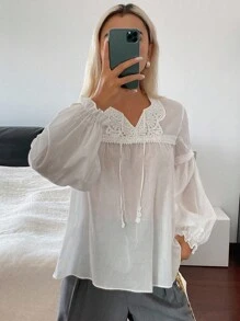 Livesso Blusa de manga larga con empalmado de encaje y lazo delantero, estilo bohemio para vacaciones de verano - Blanco - Ver 3