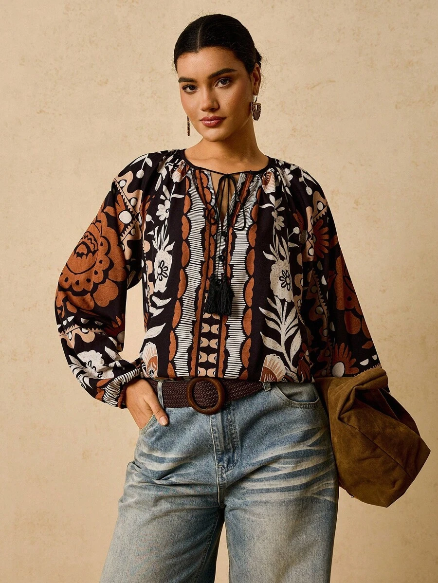 Travachic Áo sơ mi dài tay in họa tiết cây nhiệt đới màu đen cỡ lớn dành cho nữ, cổ chữ V, tua rua, dây rút - màu đen - Xem 1