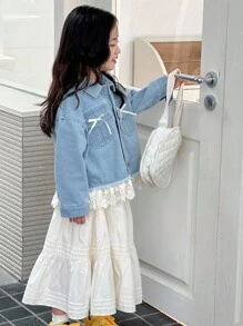 Dazy Kids 女童牛仔夹克，带领子、蝴蝶结装饰和蕾丝下摆拼接，秋季外套 - 淺色水洗藍 - 查看 2