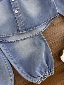 SHEIN 2pcs/Set Young Boy Fall/Winter Vintage Casual Basic Everyday Style Blue Denim Lapel Long Sleeve Shirt And Elastic Waist Loose Fit Cuffed Jogger Jeans Set,For Baby Fall/Winter Clothes,Boys Back-To-School Clothes,Baby Boys Baby Girls Streetwear Outfits,Toddler Boys Denim Two-Piece Set,Boys Christmas Outfits